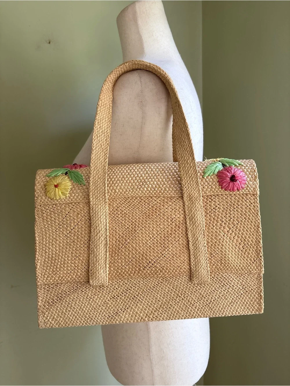 Vintage Bermuda Craft Straw Handbag w/raffia floral decoration. Very nice shape